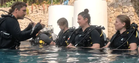 Alumnos Open Water practicando habilidades en la piscina
