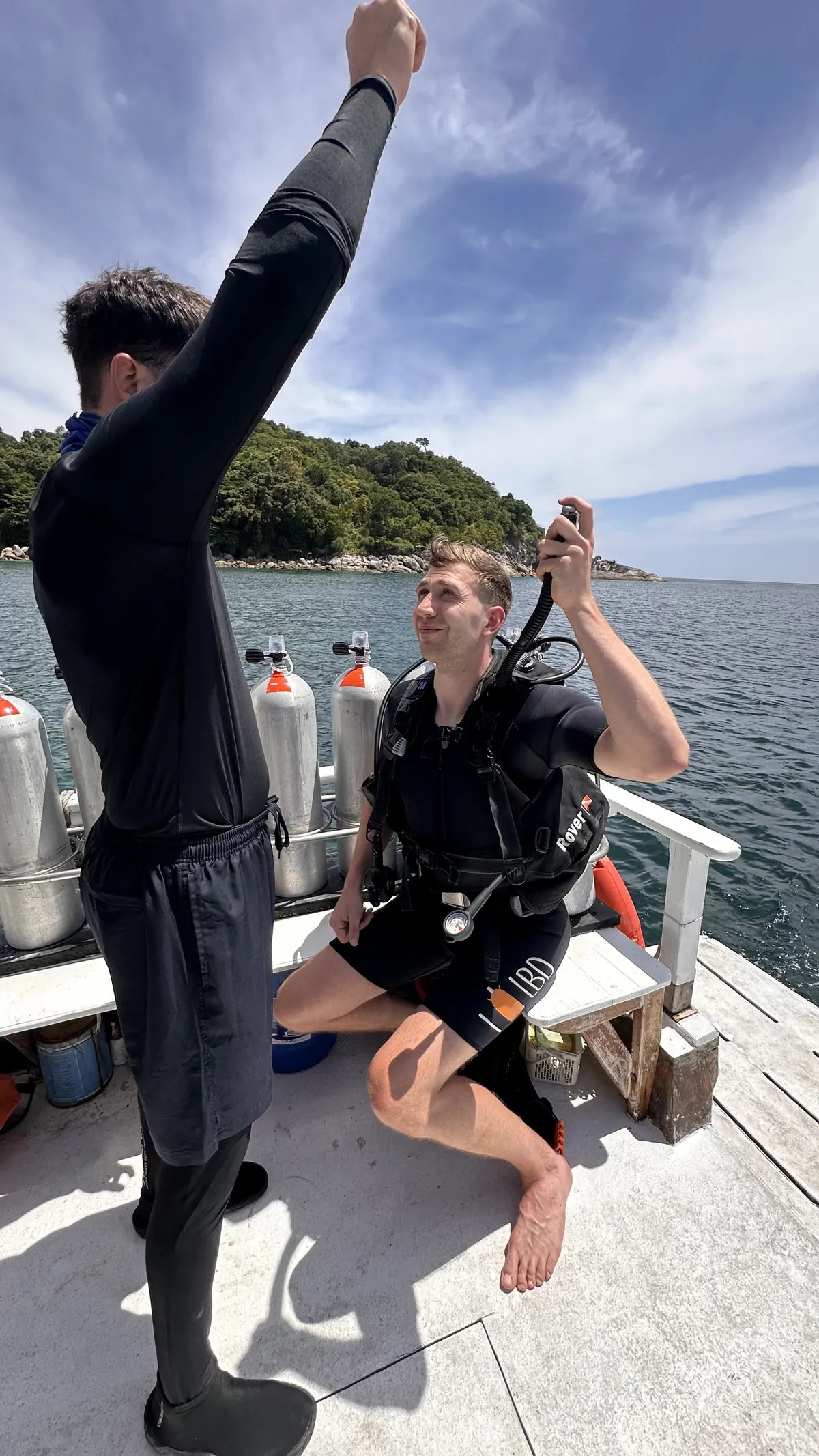 Buceador repasando habilidades en el barco
