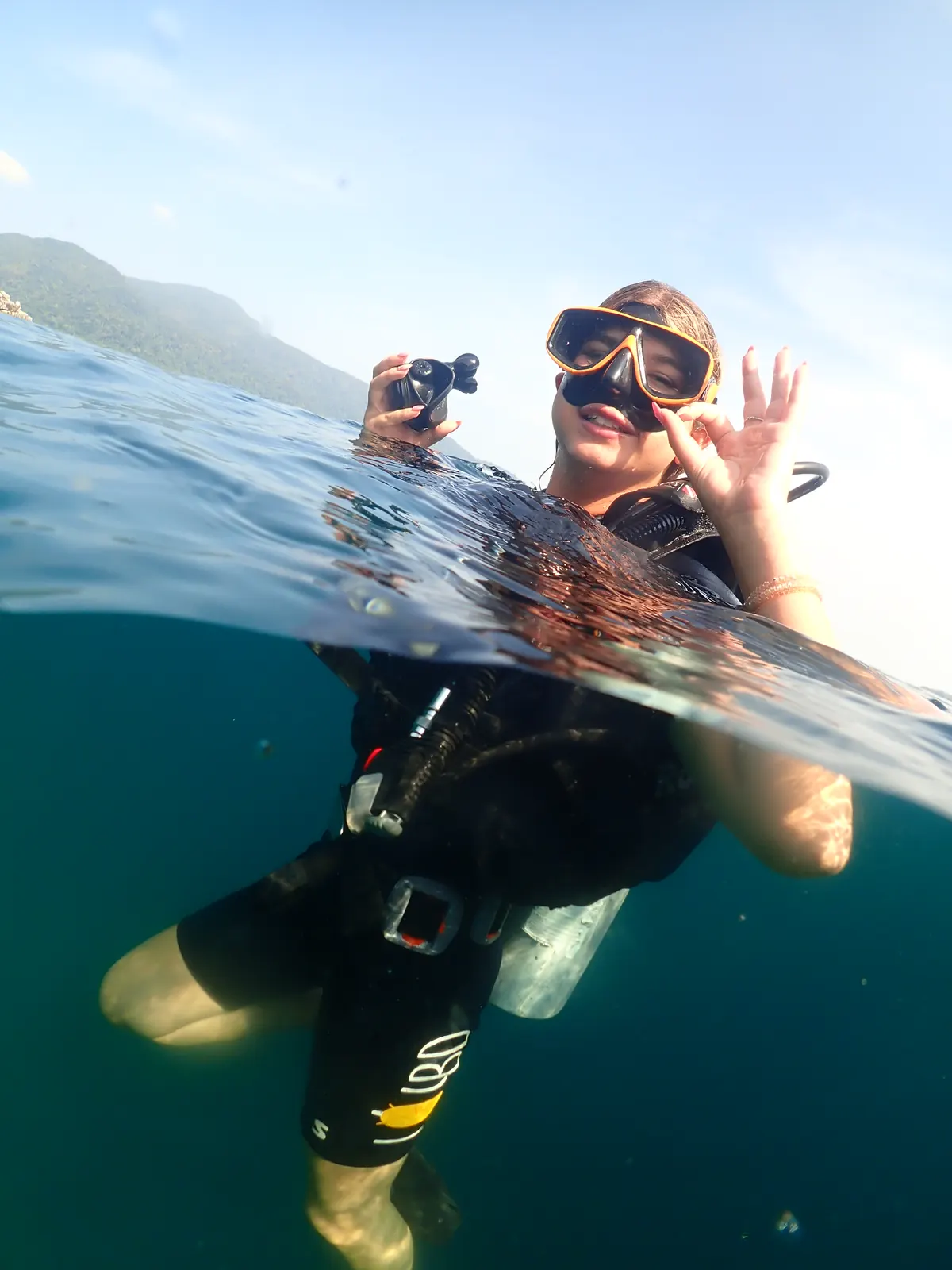 Bautizo de buceo con La Bombona Diving — dos buceadores en la superficie haciendo la señal de OK