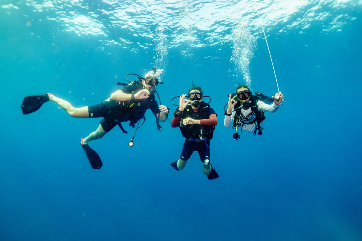 Candidatos descendiendo por el cabo durante la formación de Divemaster