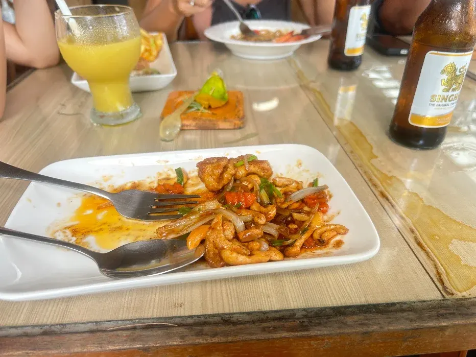 Comida servida en la escuela de buceo