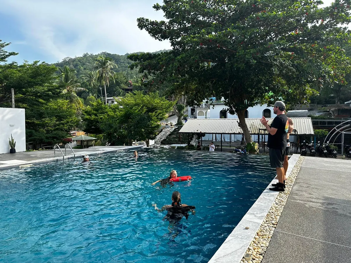 Práctica de habilidades de rescate en la piscina durante la sesión confinada