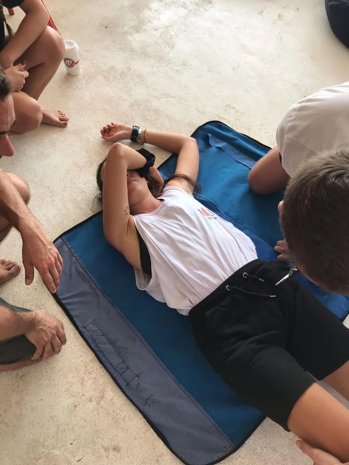 Alumnos practicando la respuesta de primeros auxilios durante el taller
