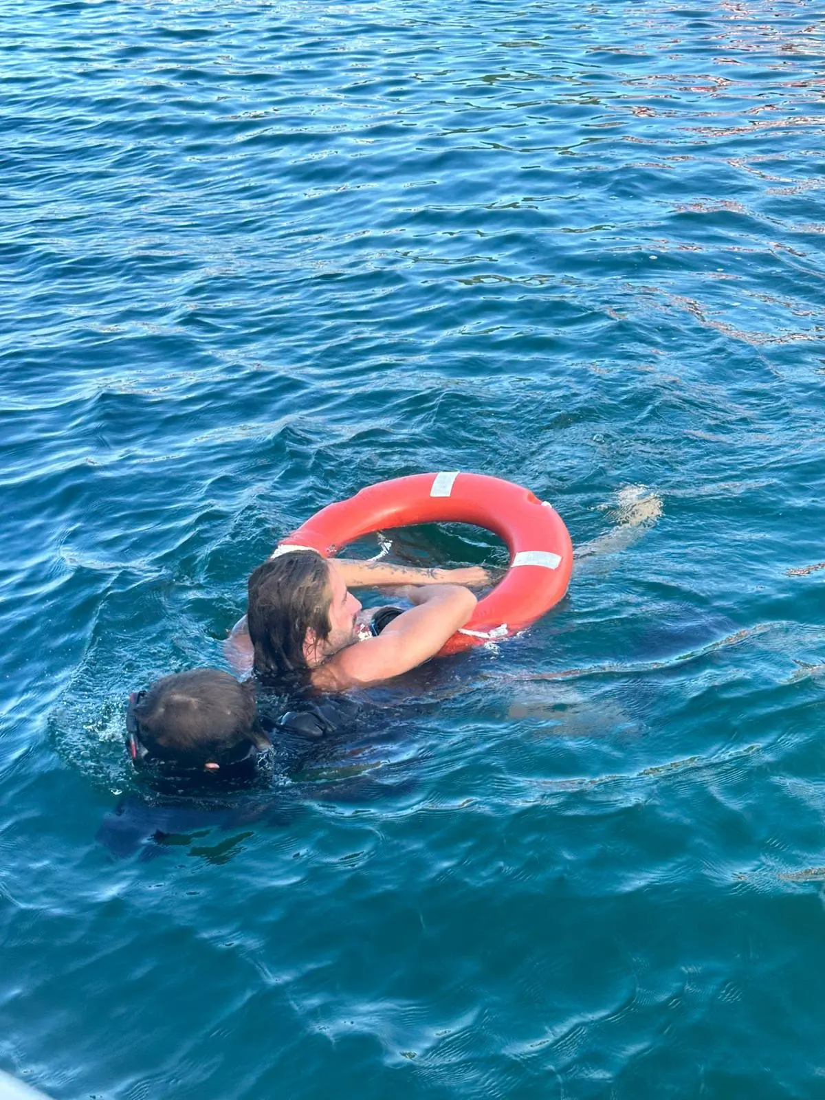 Escenario de rescate — remolcando a un buceador con el aro salvavidas