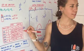 Instructora repasando la teoría de buceo en la pizarra