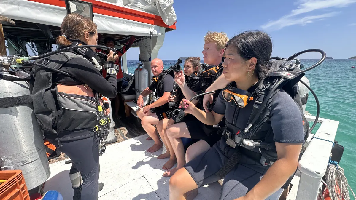 Preparando el equipo en el barco rumbo al punto de buceo