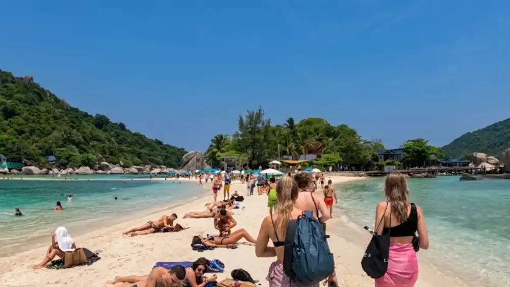 Koh Nang Yuan seen from its viewpoint: three small islands joined by a white sandbar, surrounded by turquoise water
