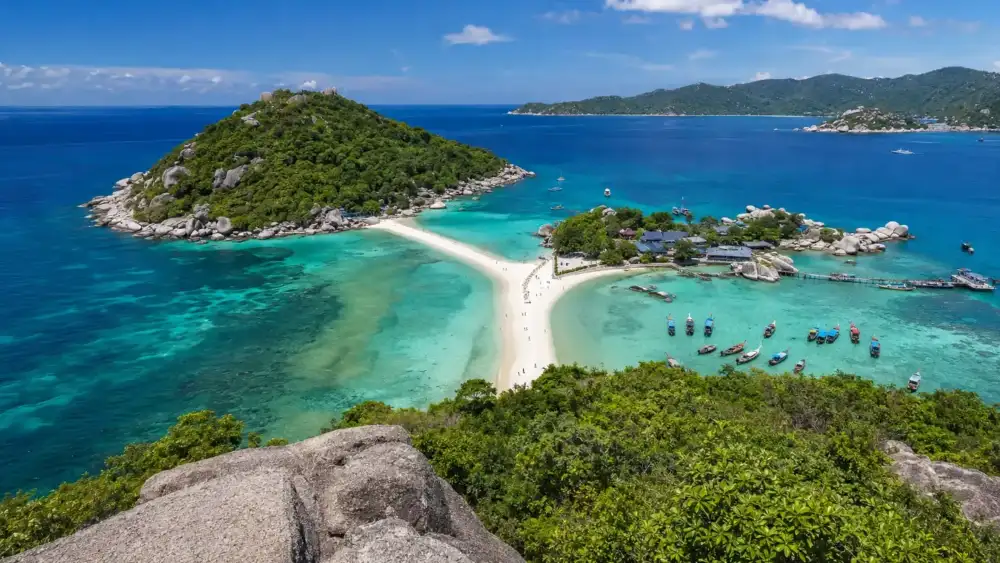 Koh Nang Yuan viewpoint: the three islets joined by a white sandbar and surrounded by turquoise water, seen from the top of the highest island