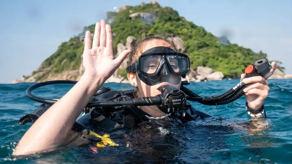 Divers preparing for a training dive in Koh Tao — choosing scuba training on the island
