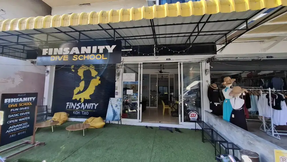Open Water course students with Finsanity in Koh Tao