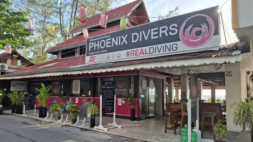 Open Water course students with Phoenix Divers in Koh Tao