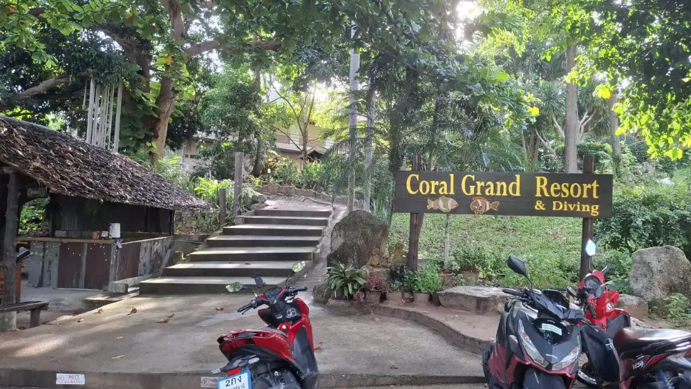 Open Water course students with Coral Grand Divers in Koh Tao