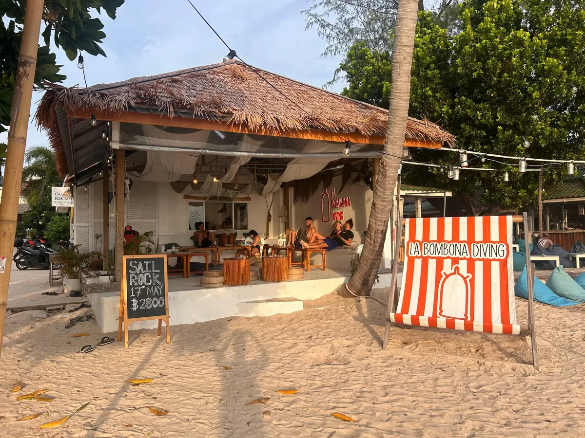 El centro de buceo de La Bombona Diving frente a la playa de Sairee, Koh Tao