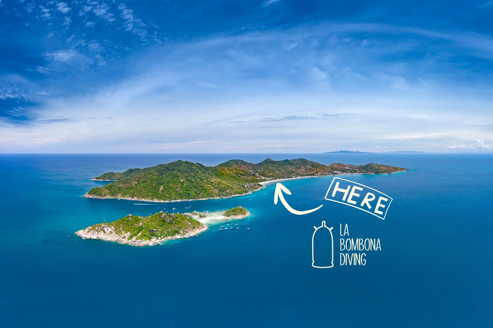 Vista aérea de Koh Tao con la ubicación de La Bombona Diving marcada