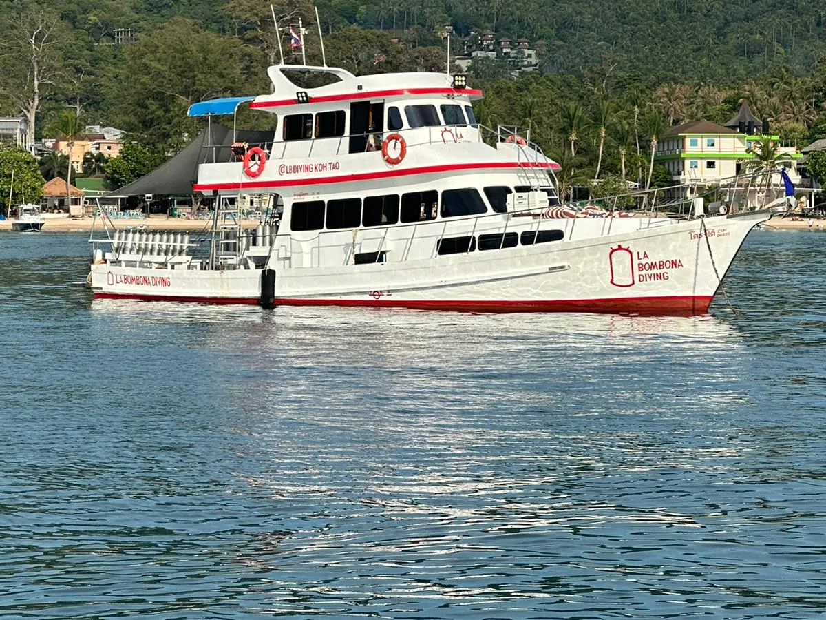 The La Bombona Diving dive boat off Koh Tao